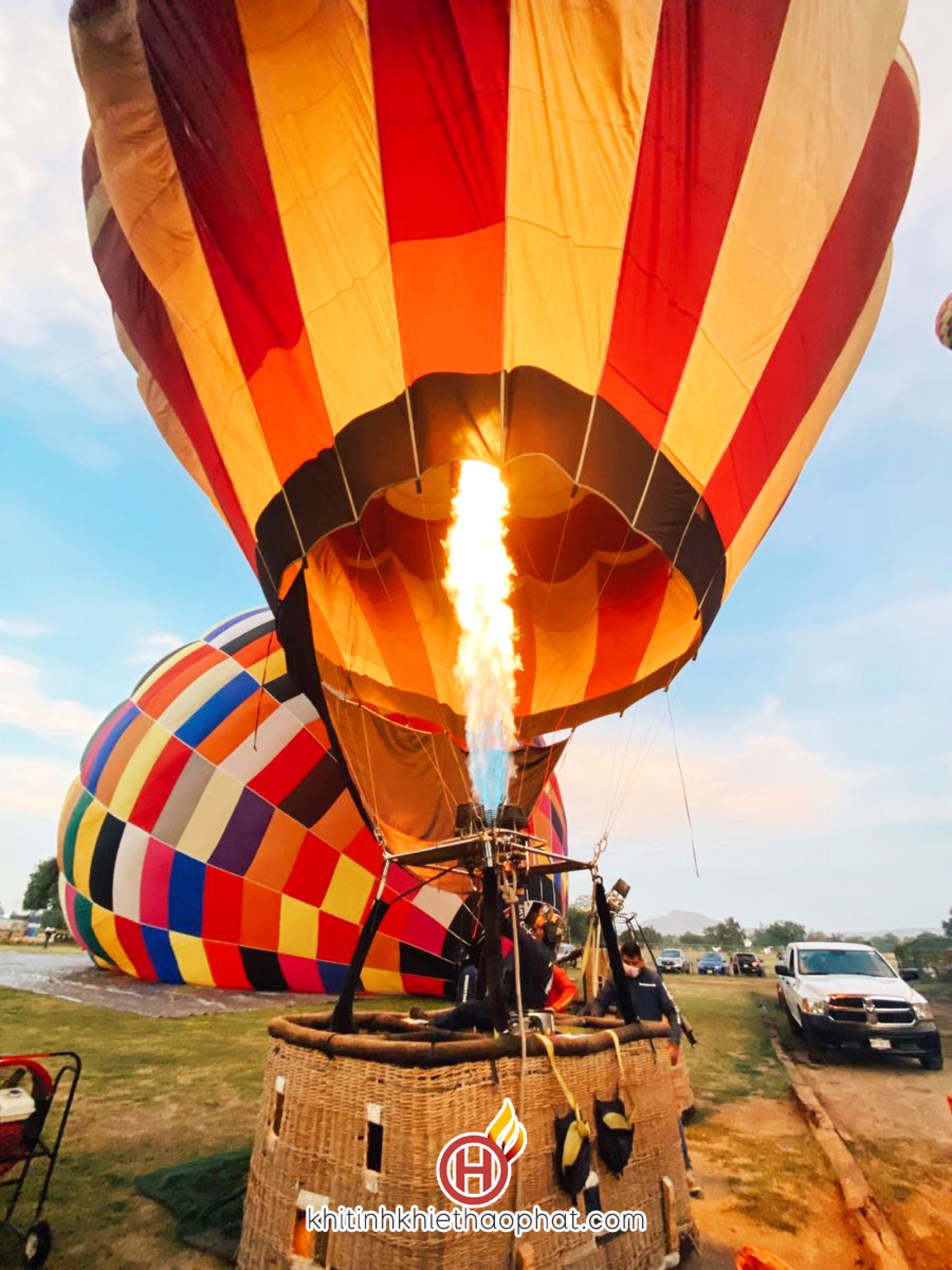 Dịch vụ bơm khinh kh&iacute; cầu quảng c&aacute;o